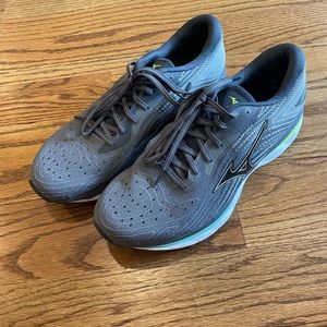 Men’s Mizuno Sneakers, Size 11